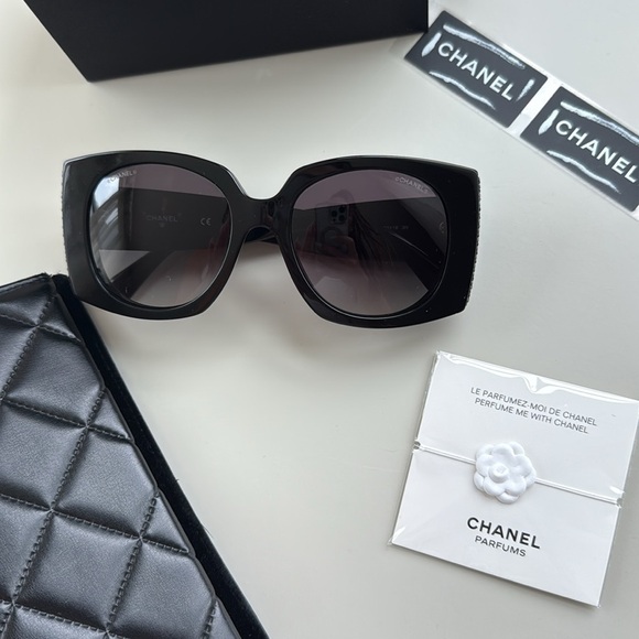CHANEL Elegant Black Sunglasses main image 5